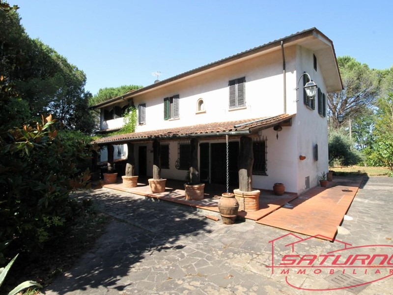 Villa in Vendita a Montecarlo, zona San Salvatore, 950'000&euro;, 295 m², con Box