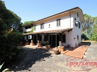 Villa in Vendita a Montecarlo, zona San Salvatore, 950'000&euro;, 295 m², con Box