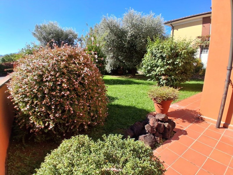 Villa in Vendita a Lucca, zona Santissima Annunziata, 380'000&euro;, 160 m², con Box