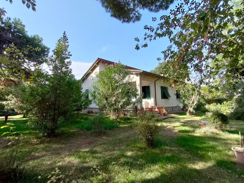 Villa in Vendita a Massa, zona Marina di Massa, 450'000&euro;, 180 m²