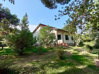 Villa in Vendita a Massa, zona Marina di Massa, 450'000&euro;, 180 m²
