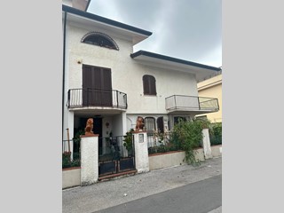 Villa bifamiliare in Vendita a Viareggio, 280'000€, 160 m²