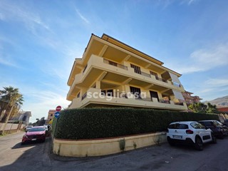 Quadrilocale in Vendita a Palermo, 125'000€, 144 m²