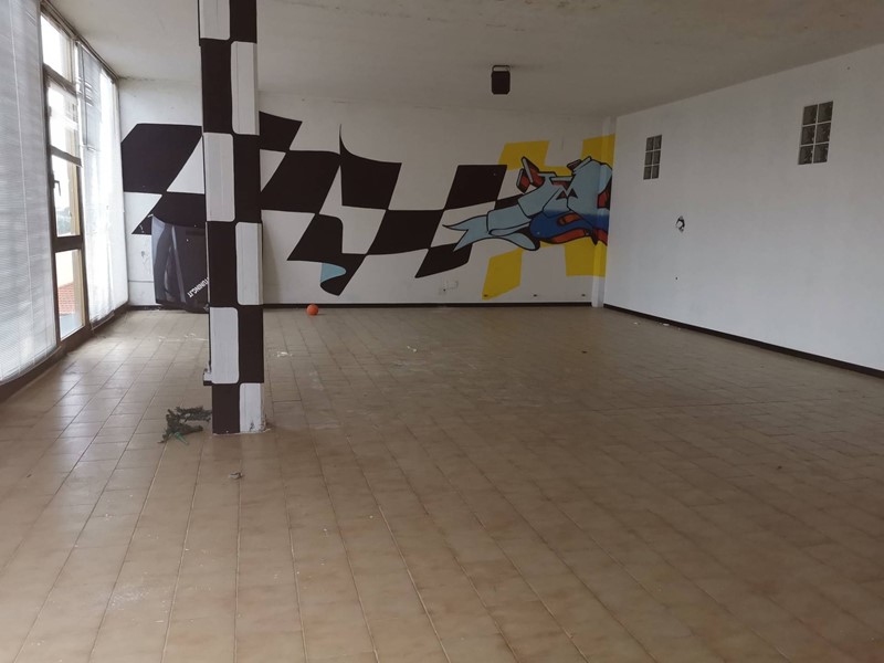 Attività commerciale in Affitto a Calcinaia, 1'600€, 480 m²