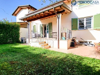 Villa in Vendita a Pietrasanta, 600'000€, 270 m²