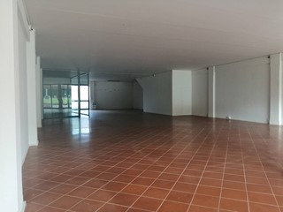 Attività commerciale in Affitto a Casciana Terme Lari, 1'000€, 205 m²