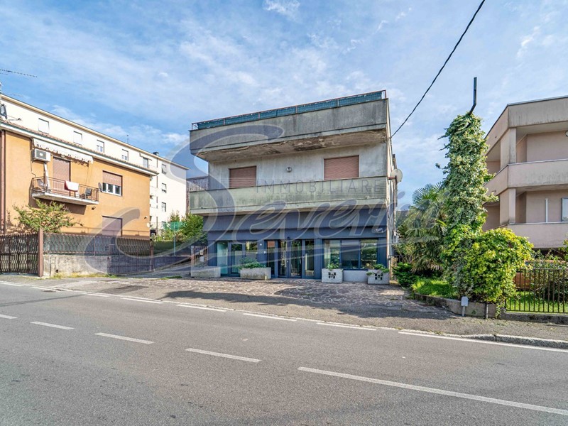 Immobile commerciale in Vendita a Casatenovo, 175'000€, 290 m²