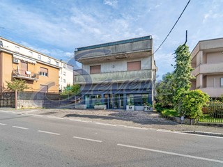 Immobile commerciale in Vendita a Casatenovo, 175'000€, 290 m²