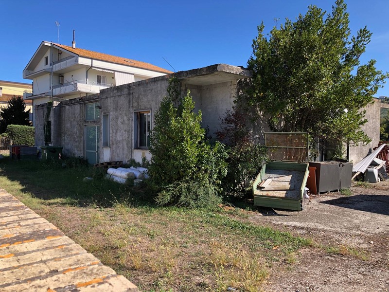 Capannone in Vendita a Tortoreto, 180'000€, 275 m²