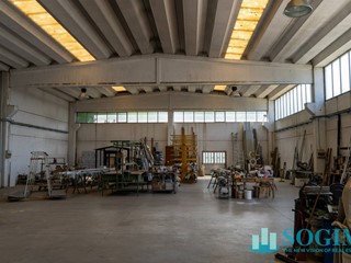 Capannone in Vendita a Mozzate, 475'000€, 900 m²