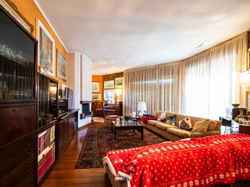 Villa in Vendita a Albizzate, 420'000€, 320 m²