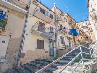 Casa Semi Indipendente in Vendita a Caltagirone, 70'000€, 80 m²
