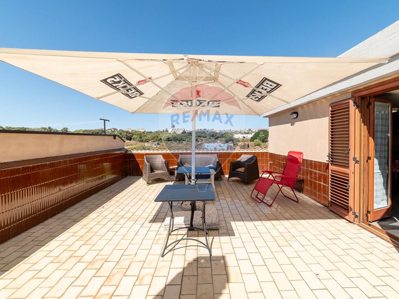 Villa in Vendita a Catania, 329'000&euro;, 198 m²