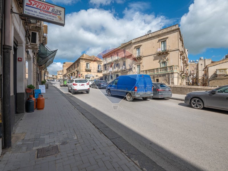 Immobile commerciale in Vendita a Caltagirone, 60'000€, 64 m²