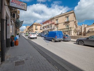 Immobile commerciale in Vendita a Caltagirone, 60'000€, 64 m²