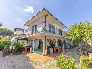 Villa in Vendita a Velletri, 413'000&euro;, 220 m², con Box