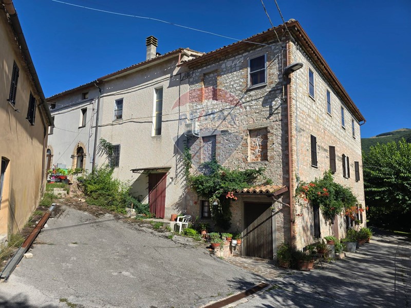 Casa Semi Indipendente in Vendita a Genga, 38'000€, 174 m²