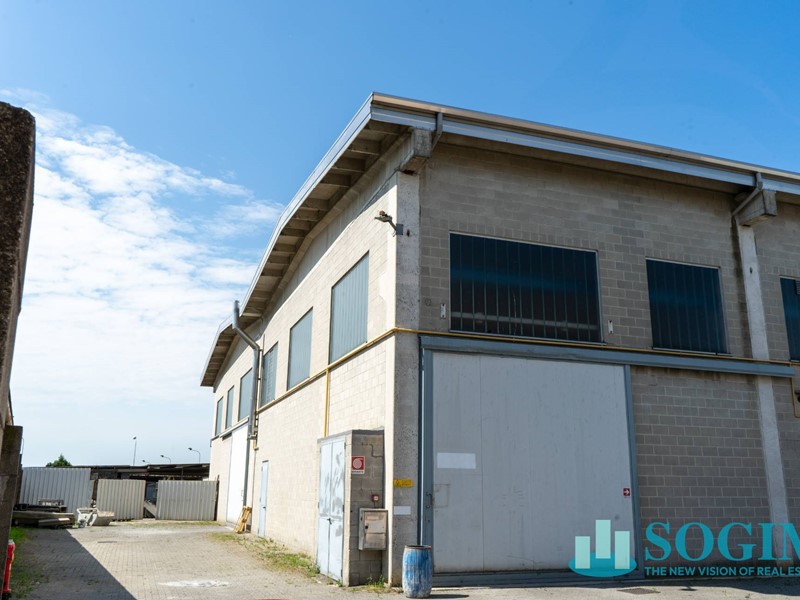 Capannone in Vendita a Turate, 800'000€, 1100 m²
