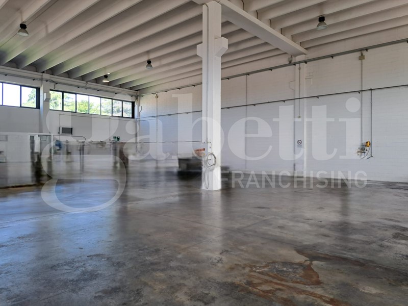 Capannone in Affitto a Carbonera, 4'300€, 1000 m²