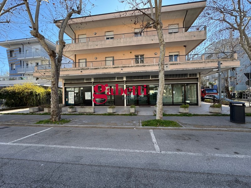Negozio in Affitto a Rimini, 1'500€, 130 m²