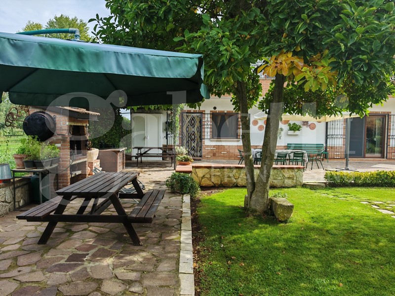 Villa bifamiliare in Vendita a Venafro, 250'000&euro;, 279 m²