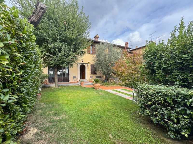Casa Indipendente in Vendita a Prato, 770'000€, 230 m², con Box