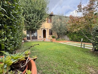 Casa Indipendente in Vendita a Prato, 770'000€, 230 m², con Box