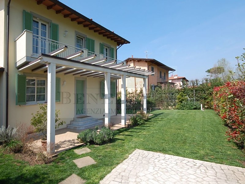 Casa Semi Indipendente in Vendita a Pietrasanta, zona Macelli, 600'000€, 145 m²