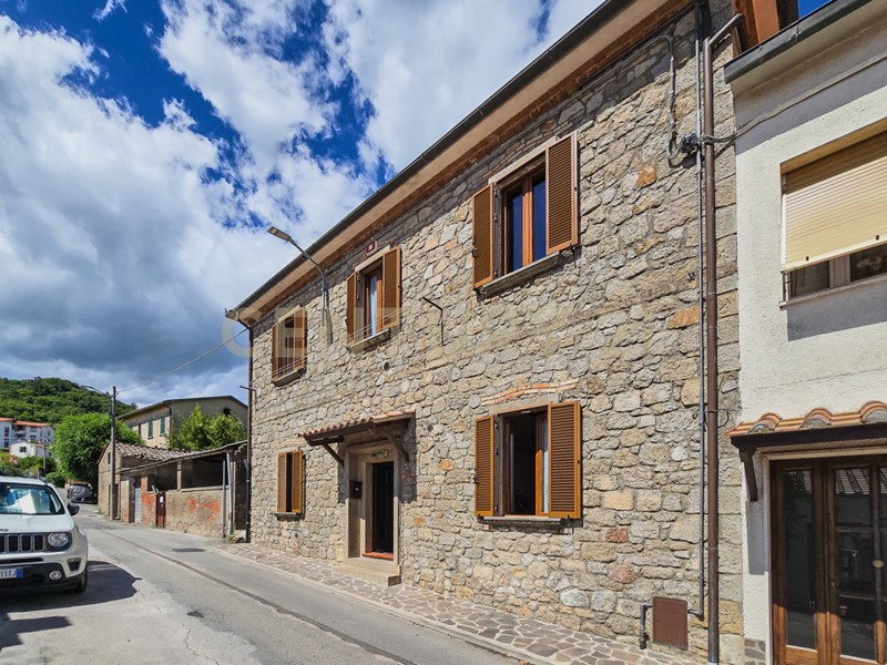 Casa Indipendente in Vendita a Roccastrada, zona Sassofortino, 295'000€, 200 m²