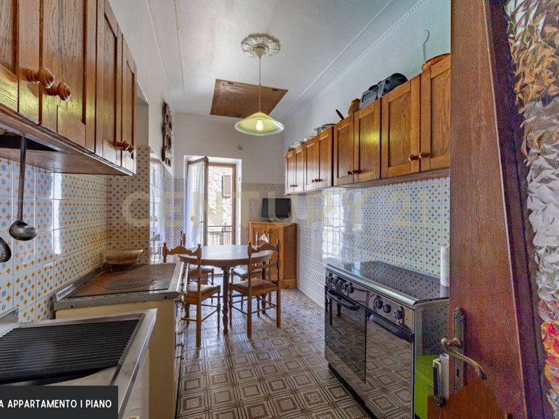 Appartamento in Vendita a Roccastrada, zona Roccatederighi, 125'000€, 250 m²