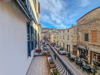 Appartamento in Vendita a Roccastrada, zona Roccatederighi, 97'500€, 198 m²