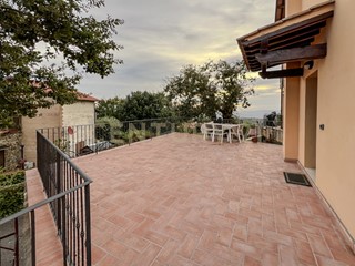 Casa Semi Indipendente in Vendita a Montalcino, 269'500€, 94 m², con Box