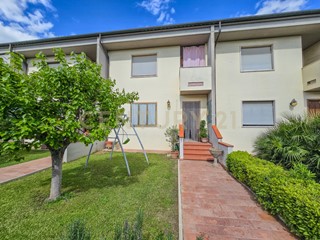 Casa Indipendente in Vendita a Grosseto, zona Braccagni, 250'000€, 158 m², con Box