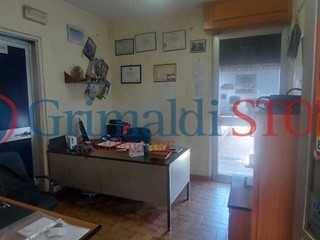 Capannone in Vendita a Brindisi, 320'000€, 710 m²