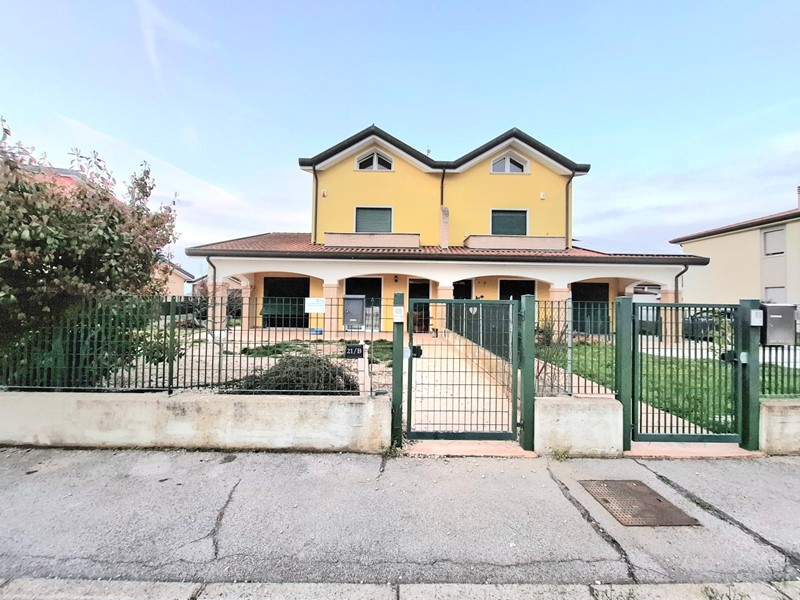 Casa Indipendente in Vendita a Gavello, 180'000€, 190 m², con Box