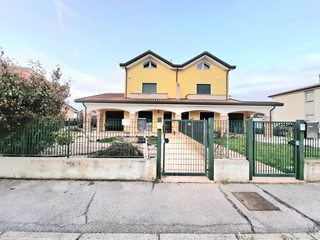 Casa Indipendente in Vendita a Gavello, 180'000€, 190 m², con Box