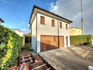 Casa Indipendente in Vendita a Ceregnano, 85'000€, 112 m², con Box