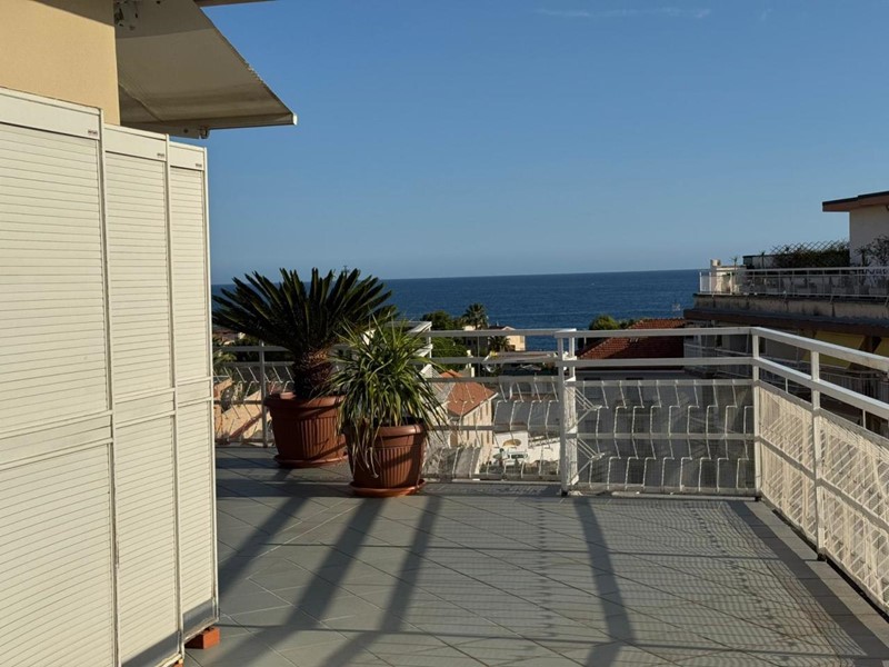 Appartamento in Vendita a Sanremo, zona San Martino, 850'000€, 150 m², arredato, con Box