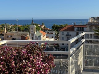 Appartamento in Vendita a Sanremo, zona San Martino, 850'000€, 150 m², arredato, con Box