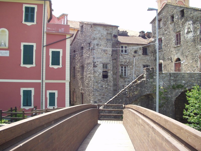 Rustico in Vendita a Varese Ligure, zona San Pietro Vara, 70'000€, 210 m²