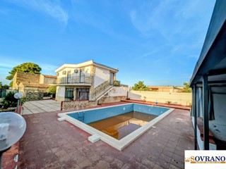 Villa in Vendita a Carini, 280'000€, 184 m²