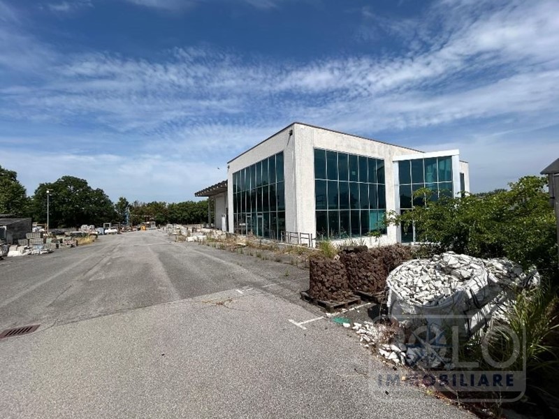 Capannone in Vendita a Fiesse, 770'000€, 2805 m²