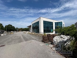 Capannone in Vendita a Fiesse, 770'000€, 2805 m²