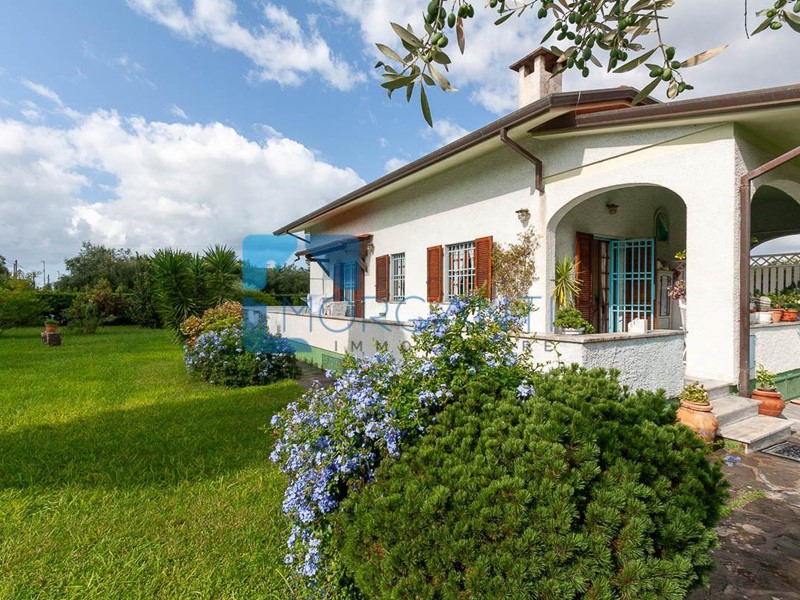 Villa in Vendita a Seravezza, zona Pozzi, 720'000&euro;, 250 m²
