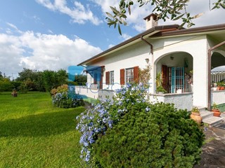 Villa in Vendita a Seravezza, zona Pozzi, 720'000€, 250 m²