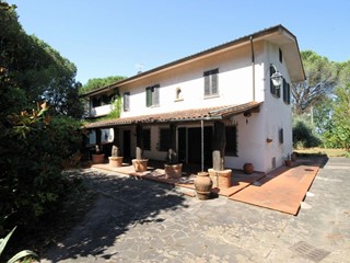 Villa in Vendita a Montecarlo, zona San Salvatore, 950'000&euro;, 295 m², con Box