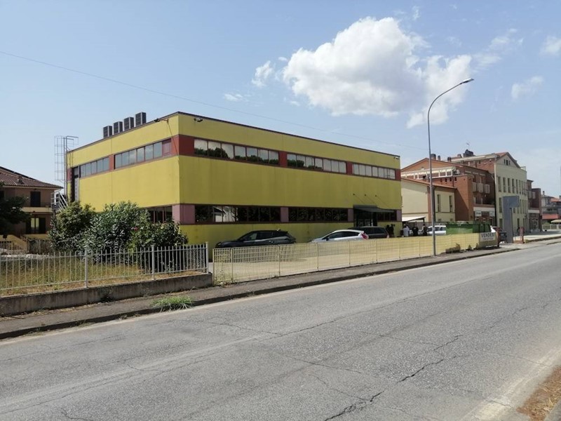 Immobile commerciale in Vendita a Castelbellino, 350'000€, 690 m²