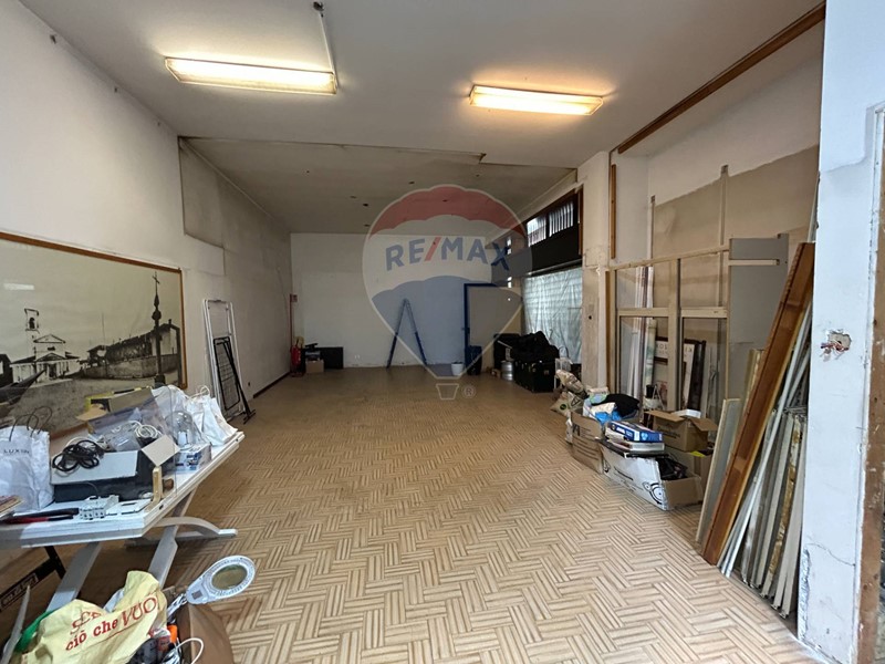 Negozio in Vendita a Burago di Molgora, 79'000€, 68 m²