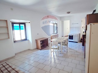 Trilocale in Vendita a Bellano, 60'000€, 65 m²