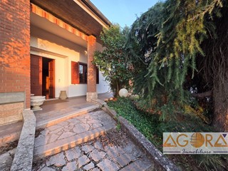 Villa in Vendita a Tortona, 380'000€, 300 m²